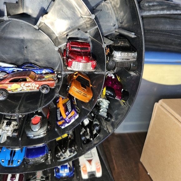 2005 Hot Wheels 2-Sided Tire Spinner Car Case for 72 cars - Picture 7 of 8